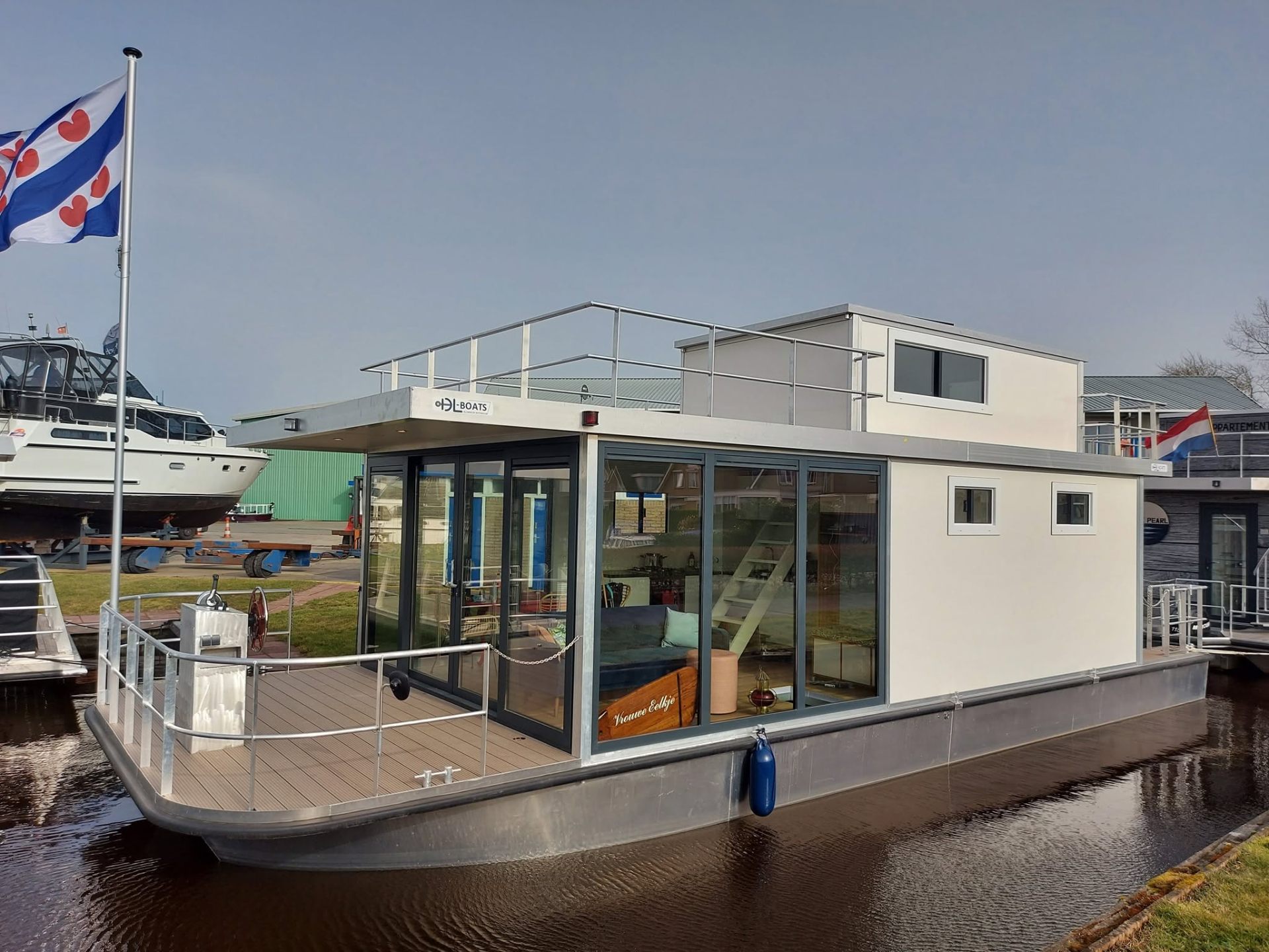 DL-Boats aluminium boot op stil water bij zonsopgang