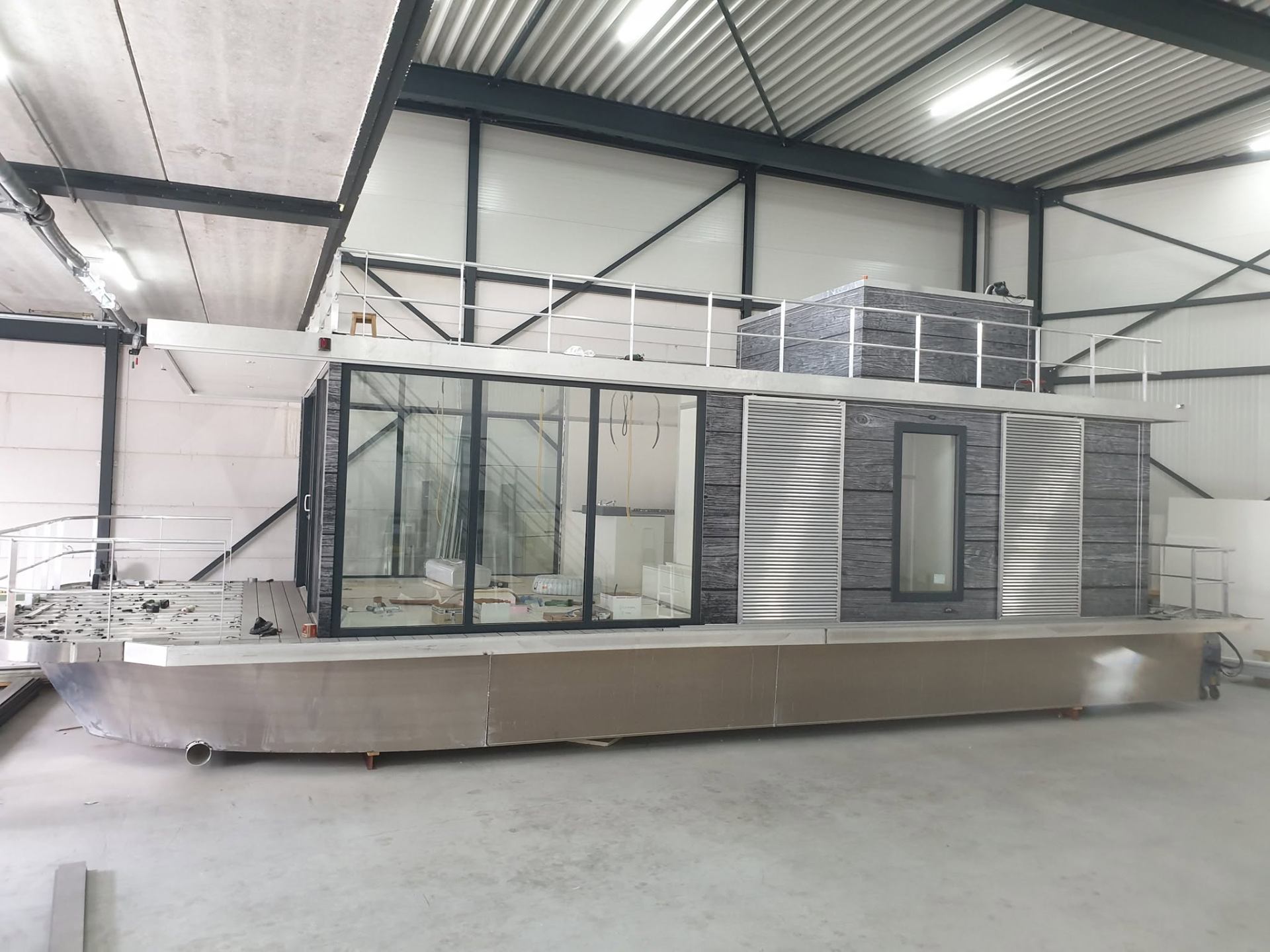 Warm modern interieur van een DL-Boats boot