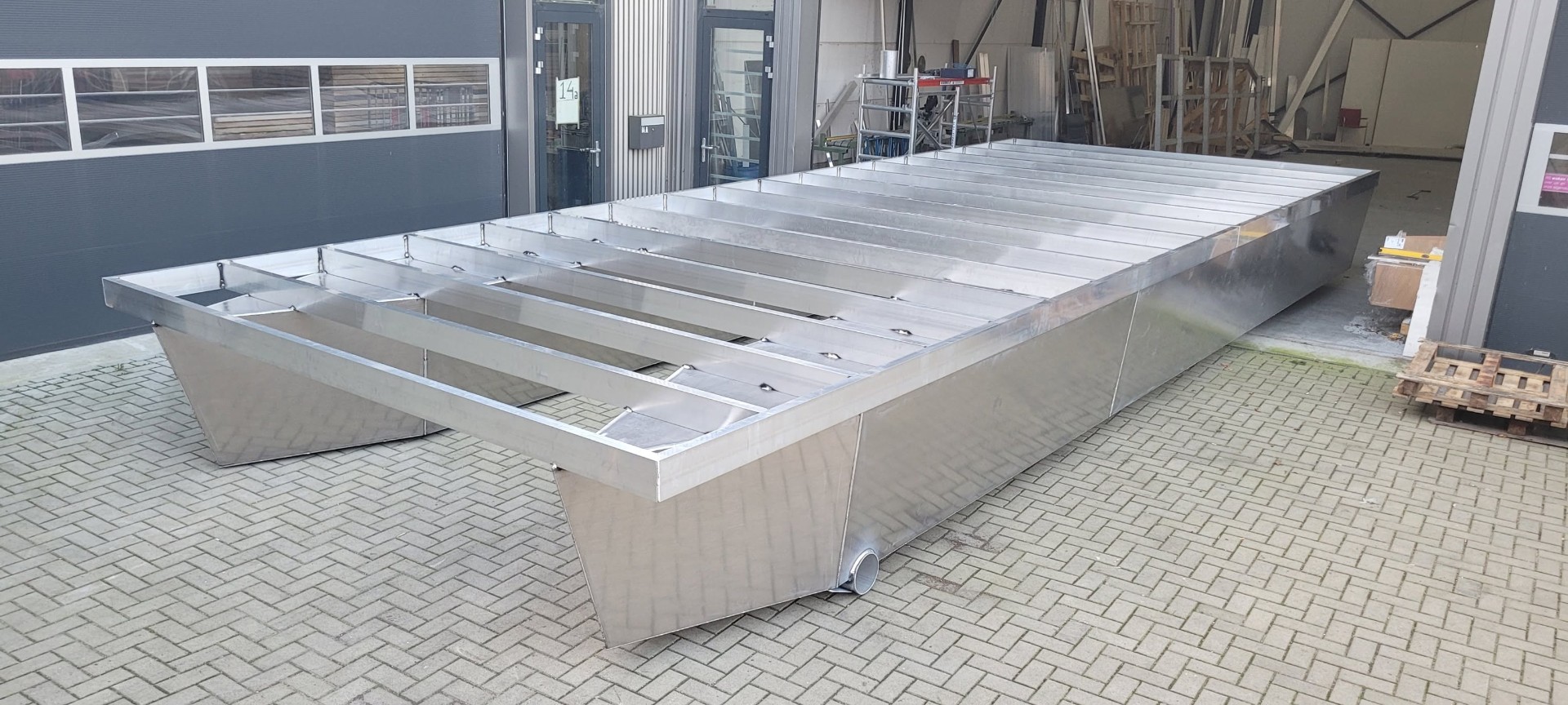 Vakman aan het werk in de bouwloods